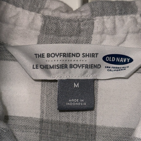 Old Navy women’s grey and white checkered boyfriend button shirt. Size medium - Picture 2 of 4
